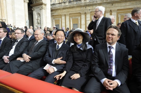 內政部江部長宜樺（前排右三）暨夫人李淑珍女士（前排右二）與其他國家代表坐在代表團席第一排