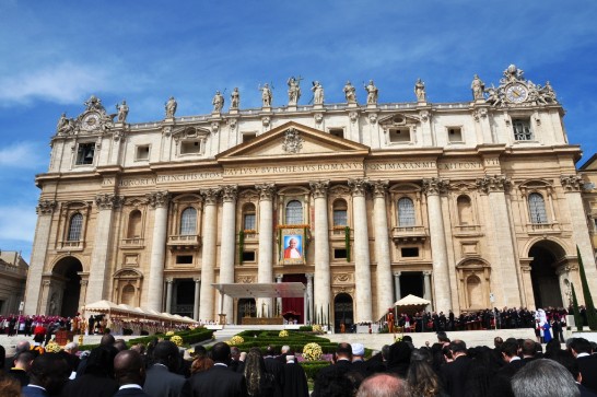 聖伯多祿大教堂前彌撒會場懸掛先教宗若望保祿二世巨幅照片