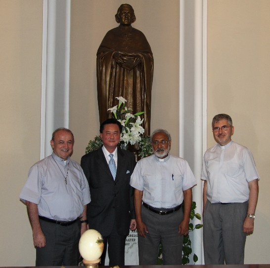 王大使豫元與「無玷聖母獻主會」副總會長Paolo Archiati 神父（左一）秘書長Gilberto Piñon神父（右二）及Marek Rostkowski神父（右一）合影