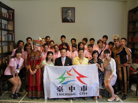 台中市「四箴國中青少年原住民舞蹈團」在校長周文松（前排坐著右3）率領下，拜會中華民國駐教廷大使王豫元（前排坐著穿西裝者）