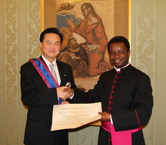 教廷國務院禮賓司司長Msgr. Fortunatus Nwachukwu蒙席（左）為中華民國駐教廷大使王豫元（右）配戴象徵駐教廷大使最高榮譽之「庇護九世大十字騎士大綬勳章」後與王大使合影