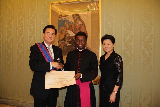教廷國務院禮賓司司長Msgr. Fortunatus Nwachukwu蒙席（中）與中華民國駐教廷大使王豫元（左）及王大使夫人（右）合影
