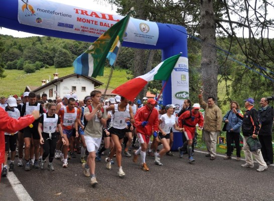 王大使豫元（右方舉手鳴槍者）應邀為馬拉松賽鳴槍發號起跑令