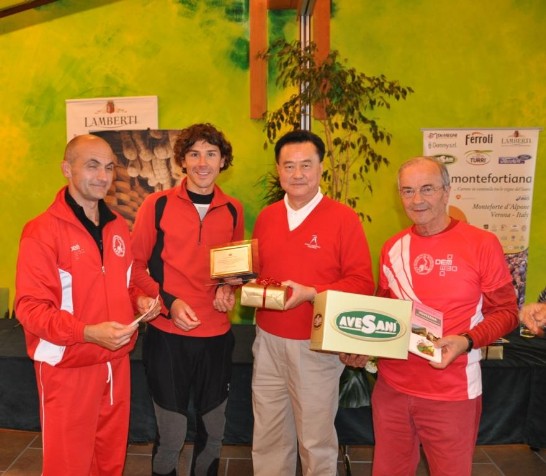 王大使豫元（右二）頒獎給馬拉松賽男子組冠軍(左2)，並與蒙特福地路跑協會主席卜瑞西(Giovanni PRESSI)(左1)和秘書長巴賽特(Gianluigi PASETTO)合影