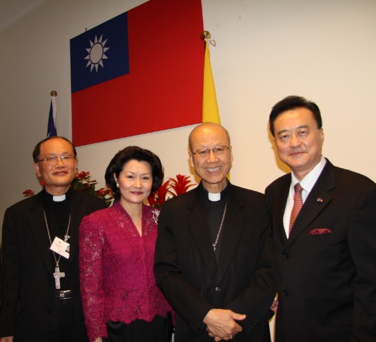 王豫元大使夫婦（右一及左二）、香港湯漢樞機（右二）及台中教區蘇耀文主教（左一）。