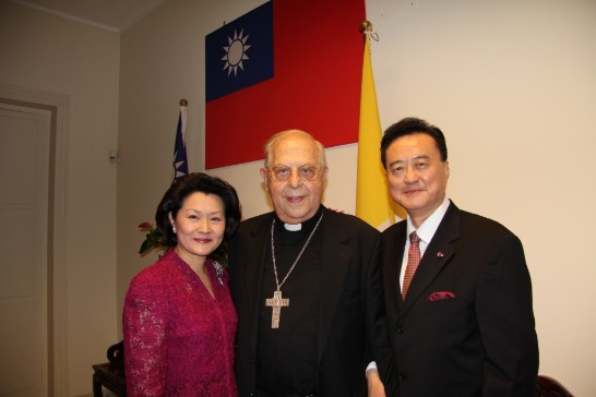 王豫元大使夫婦（右一及左一）、移民暨觀光委員會主席維紐樞機主教（中間）