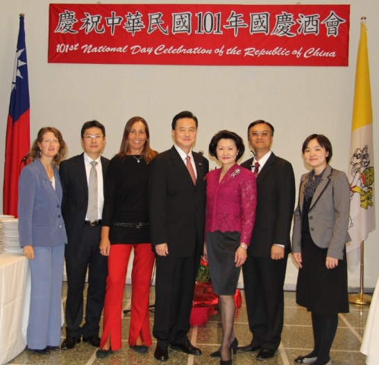 王豫元大使夫婦（左四與右三）與同仁在國慶酒會現場合影