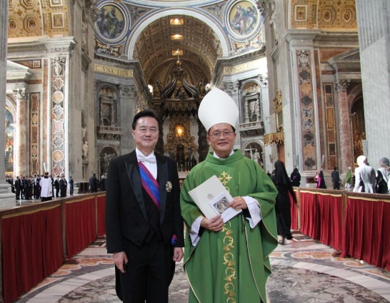 王豫元大使（左一）在彌撒後與台中教區蘇耀文主教（右一）在聖伯多祿大教堂大殿合影