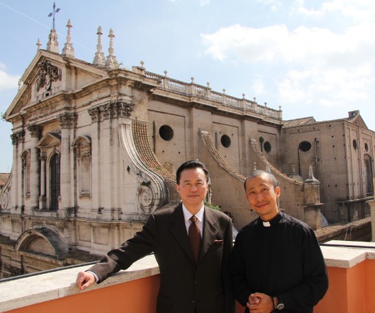 王大使豫元（左）與天主教耶穌會San Roberto Bellarmino修院Guevara神父（右）在紀念耶穌會始祖Loyola之San Ignazio Di Loyola大教堂前合影。