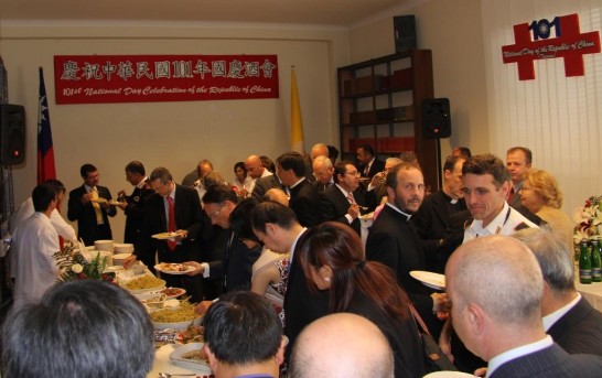賓客享用本館王大使夫人親自製作之精緻台灣美食及義大利風味餐
