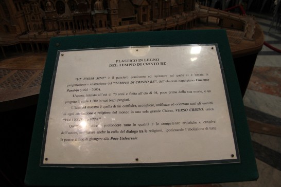 放置在San Ignazio Di Loyola大教堂內之木雕作品「基督君王神殿」，係由義大利藝術家Vincenzo Pandolfi花費28年，在其98歲高齡時完成（中心建築物為基督君王神殿，周圍則為世界各地代表性教堂）--此照片為說明牌