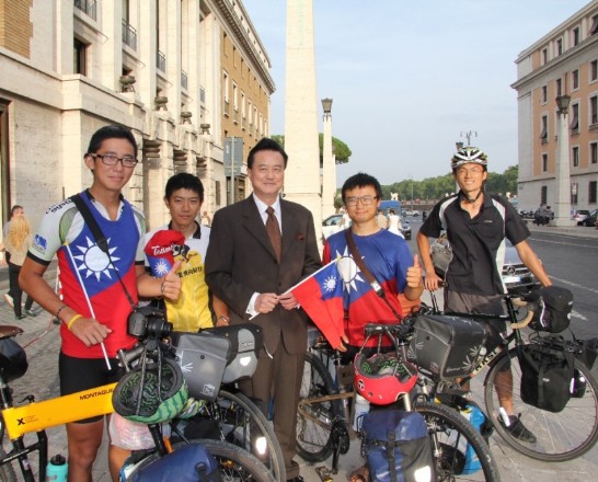 王大使豫元（中）與「國旗飄單車環球隊」廖宏淋（右二）、周佐翰（左一）、萬紘杰（右一）及李韜磊（左二）等4位台灣自行車達人在大使館前合影。