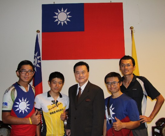 王大使豫元（中）與「國旗飄單車環球隊」廖宏淋（右二）、周佐翰（左一）、萬紘杰（右一）及李韜磊（左二）等4位台灣自行車達人在大使館內合影