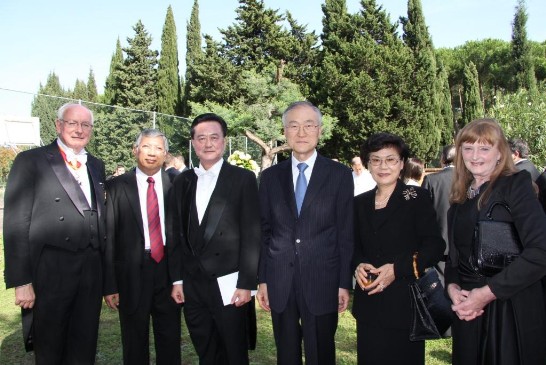 王大使豫元(左3)與澳洲、印尼、韓國等國駐梵大使於封聖慶祝酒會中合影