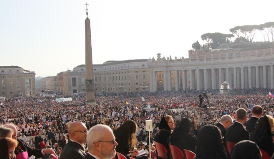 聖伯多祿廣場上聚集數萬名世界各地特地前來觀禮的信徒