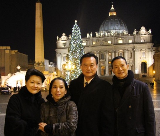吳國興夫婦(右一三)王豫元大使夫婦(左一三)在聖彼得大教堂廣場