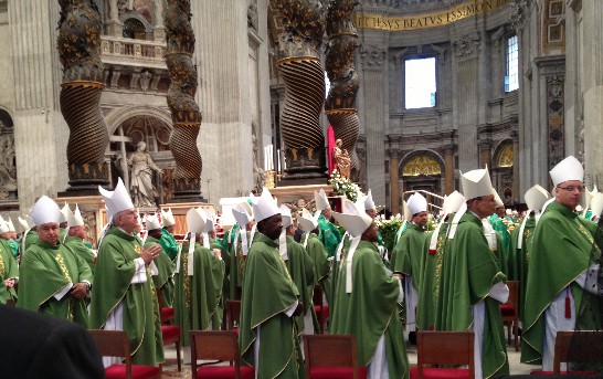 參加第十三屆世界主教會議閉幕彌撒之主教們依序進入梵蒂岡聖伯多祿大教堂