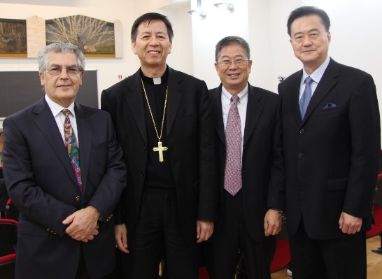 王豫元大使(右一)、黎建球院長(右二)、韓大輝總主教（左二）及Luigi De Salvia秘書長(左一)在研討會期間合影