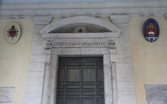 教宗授予單故樞機主教國璽領銜之宗座教堂大門（該教堂位於羅馬市區）