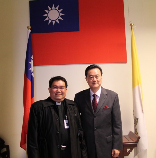 王豫元大使（右一）與海員宗會台灣分會負責人那禮叟神父（左一）