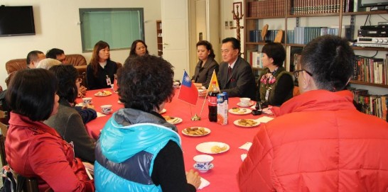 王豫元大使（右邊中間）與中華民國代表團全體團員座談