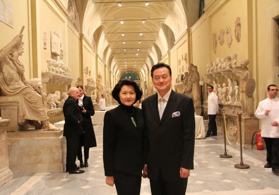 王豫元大使夫婦在梵蒂岡博物館內所舉行之歡迎餐會開始前檢視場地布置情形