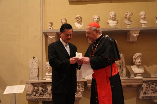 教廷「移民暨觀光委員會」主席維紐樞機主教(Antonio Card. Vegliò，右)在歡迎餐會中贈送王豫元大使（左）「海員宗會」紀念幣，感謝中華民國政府贊助餐會