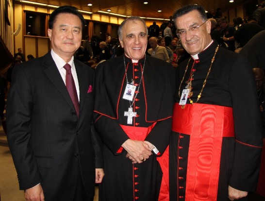 王豫元大使（左）與參加會議之美國休士頓教區Daniel N. DiNardo樞機主教（中）及黎巴嫩Béchara Boutros Rai樞機主教（右）在會場合影