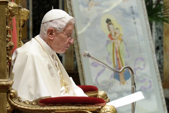 教宗本篤十六世在接見活動中發表談話，背景為沈禎教授之畫作-聖母聖子彩色水墨畫像