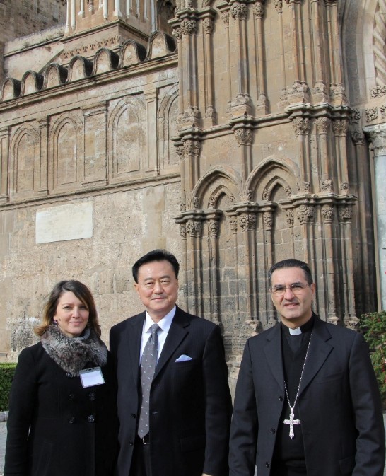 王大使(中)與Cuttitta主教(右一)及教區秘書在Palermo大教堂前合影