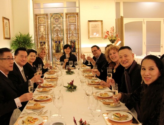 王大使夫婦（左二、三）與藝術總監吳興國夫婦（右一、二）在慶功宴合影