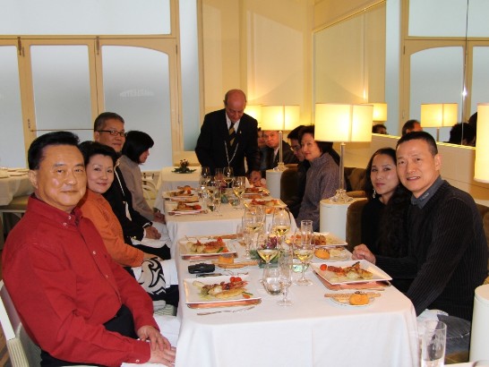 王大使夫婦（左一、二）與吳總監夫婦（右一、二）在午宴合影