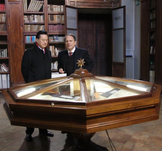 王大使(左)聆聽檔案局局長Lo Sardo教授(右)介紹檔案局藏品