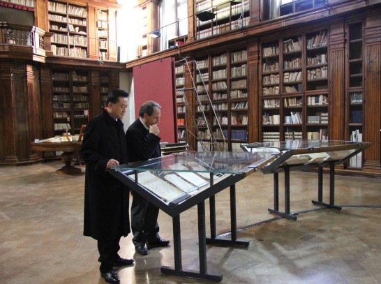 王大使(左)由檔案局局長Lo Sardo教授(右)陪同觀賞檔案局館藏