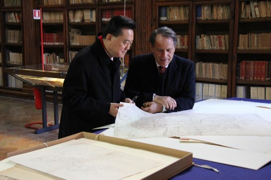 王大使(左)審視義大利羅馬國家檔案局珍藏之羅明堅(Michele Ruggieri)神父所繪地圖