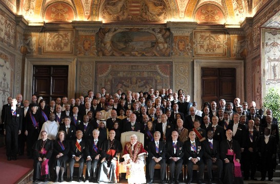 王豫元大使（左側第三排中間）及170餘位駐梵大使與教宗互祝新年後合影
