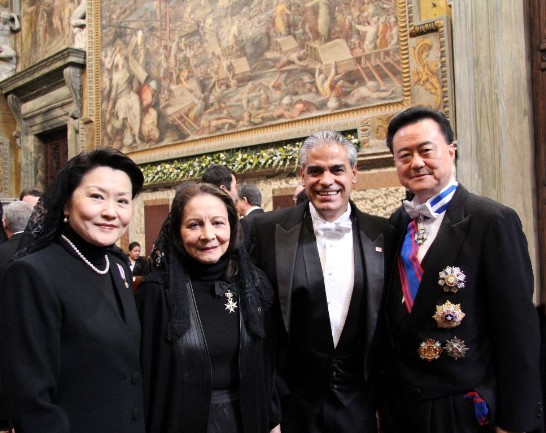 王豫元大使夫婦（右一、左一）與美國大使（右二）及菲律賓大使（左二）合影