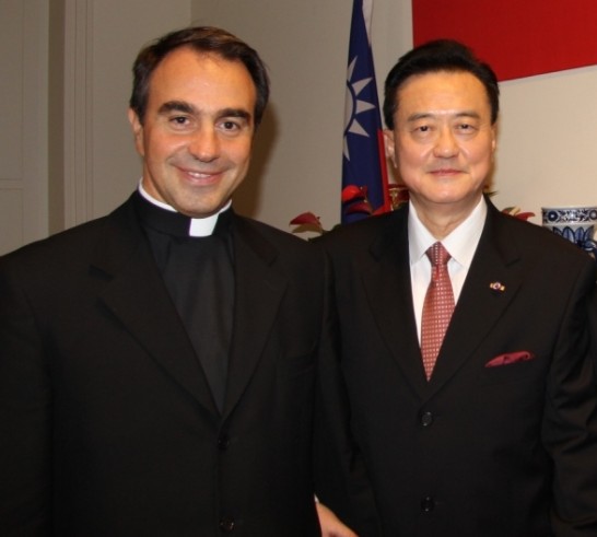 王豫元大使（右）與教廷外交部次長巴雷斯特羅（Ettore Balestrero）蒙席在我國慶酒會中合影