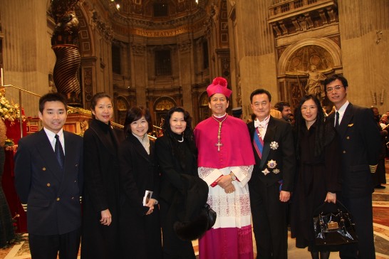 王豫元大使夫婦（右三、左四）與教廷「萬民福音部」秘書長韓大輝總主教（右四）及與會貴賓在彌撒後合影