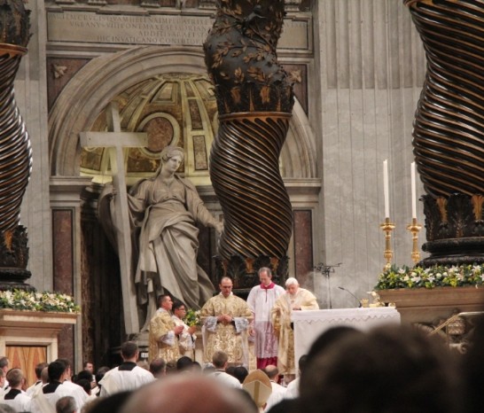 教宗本篤十六世（右一）在梵蒂岡聖伯多祿大殿主持2012年耶誕子夜彌撒