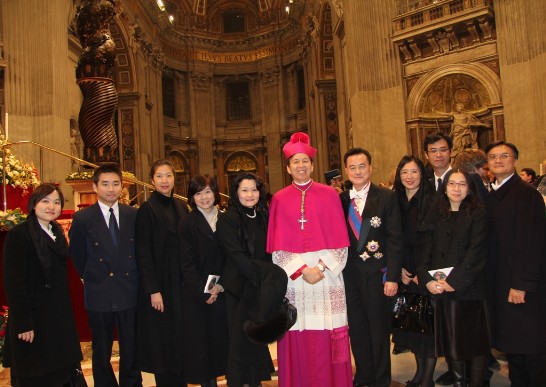 王豫元大使夫婦（右五、左五）與參加彌撒之教廷官員、貴賓及大使館館員眷在祭台前合影