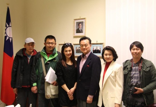 王大使豫元夫婦（右2,3）與主持人林若亞（左3）、導演蔡文欽（右1）、製作人林猷傑（左2）及攝影師陳漢良（左1）聖誕日在大使館內合影