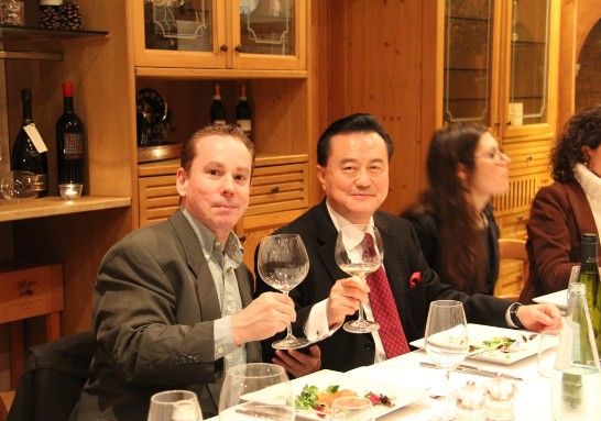 王豫元大使（左二）與艾哲庸（左一）在慶功晚宴相互舉杯慶祝研討會順利成功