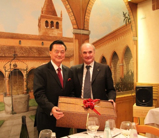 王豫元大使（左）致贈蒙特福地市市長Carlo Tessari（右）我國陶瓷藝術品，感謝晚宴款待