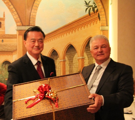 王豫元大使（左）致贈蒙特福地釀酒廠主席Massimino Spizzoli（右）我國陶瓷藝術品，感謝晚宴款待
