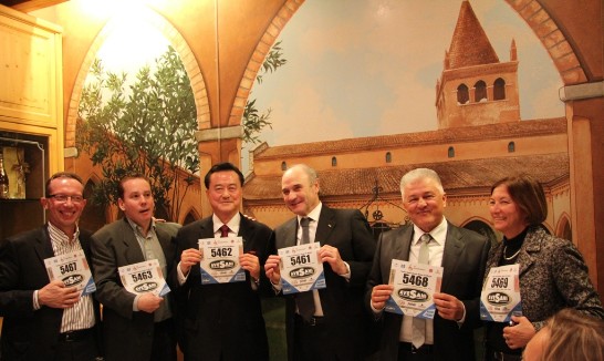 蒙特福地市市長Carlo Tessari（右三）贈送王豫元大使（左三）及艾哲庸（左二）慈善馬拉松賽參賽選手號碼牌作為紀念