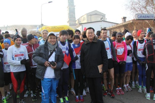 王豫元大使(中立著黑色外套者)和我國選手(持國旗者)及教練(手持相機者)於起跑前合影