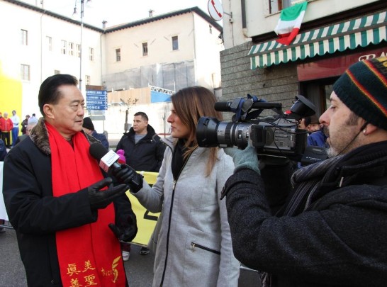 王大使(左1)接受蒙特福地市電視媒體採訪