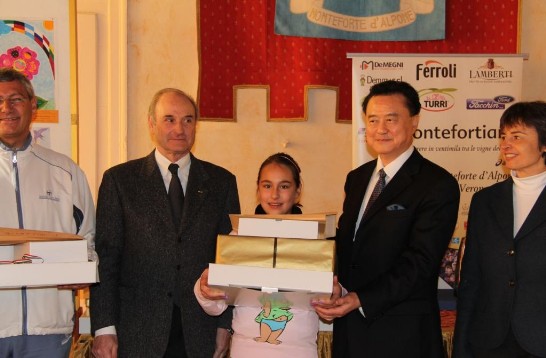 王大使(右2)頒獎給兒童繪畫比賽第一名小朋友，左2為蒙特福地市市長Carlo Tessari
