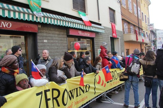 當地觀禮民眾手持國旗為我選手加油